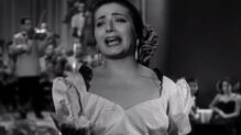 Juanita Reina interpretando la mítica copla' Yo soy... esa', en la película 'Aeropuerto' (1953), de Luis Lucia