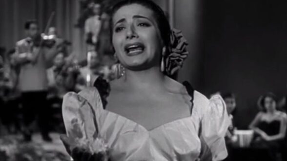 Juanita Reina interpretando la mítica copla' Yo soy... esa', en la película 'Aeropuerto' (1953), de Luis Lucia
