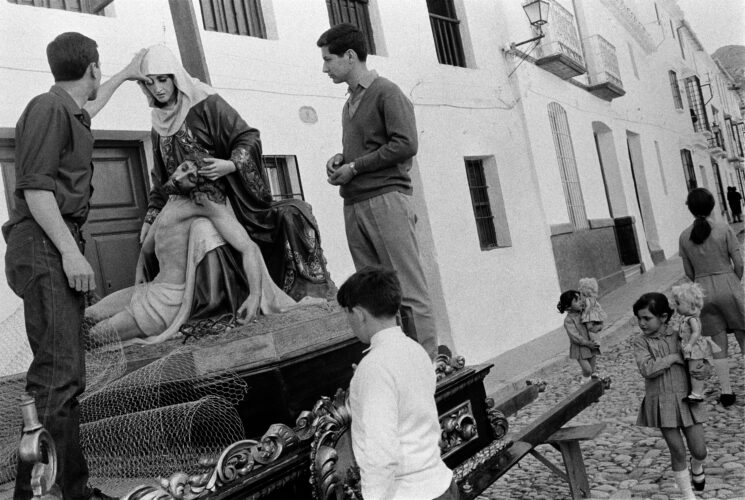 Joel Meyerowitz. Semana Santa, Málaga, España, 1967. Cortesía de Howard Greenberg Gallery