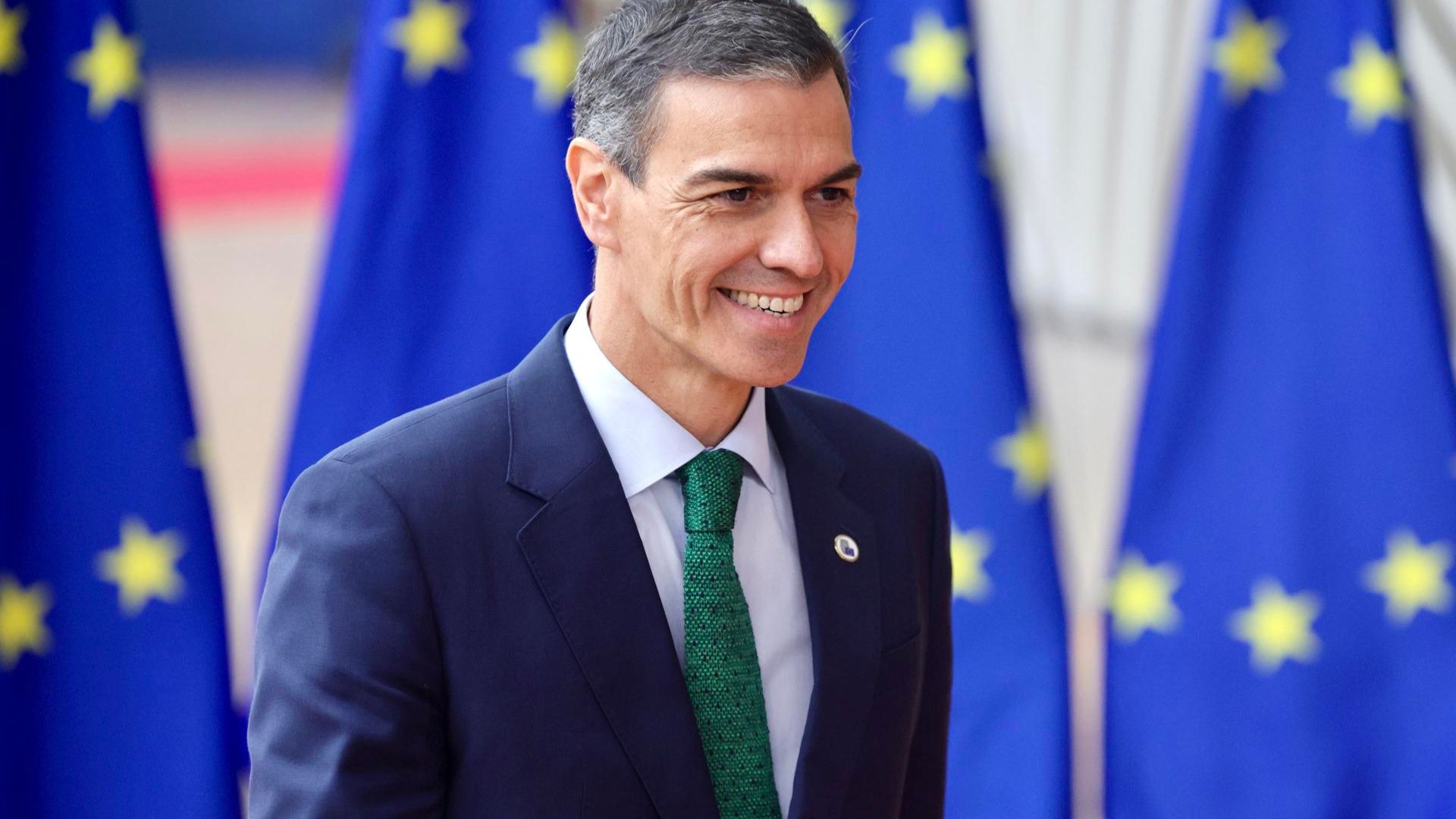 Javier Cercas estalla y carga contra Sánchez: "Debe dimitir, carece de legitimidad para gobernar"