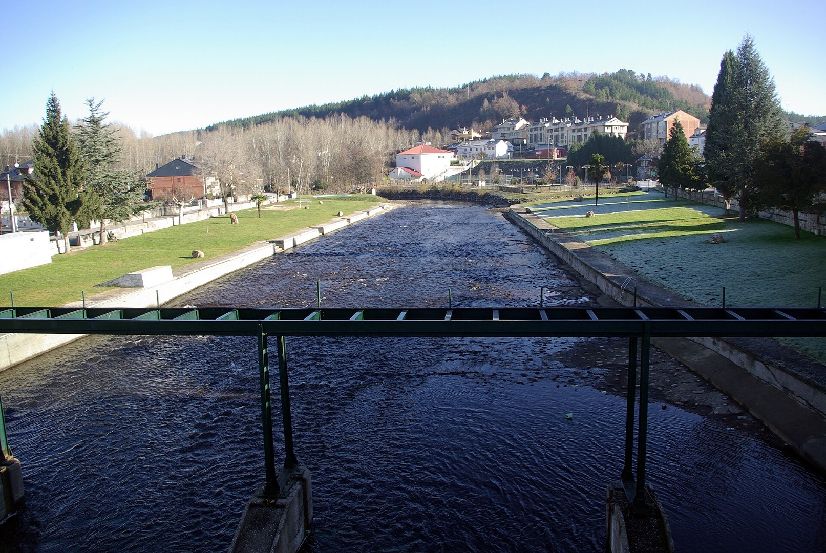 Piscina fluvial de Vega de Espinareda - Sociedad
