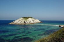 Playa de Covachos - Sociedad