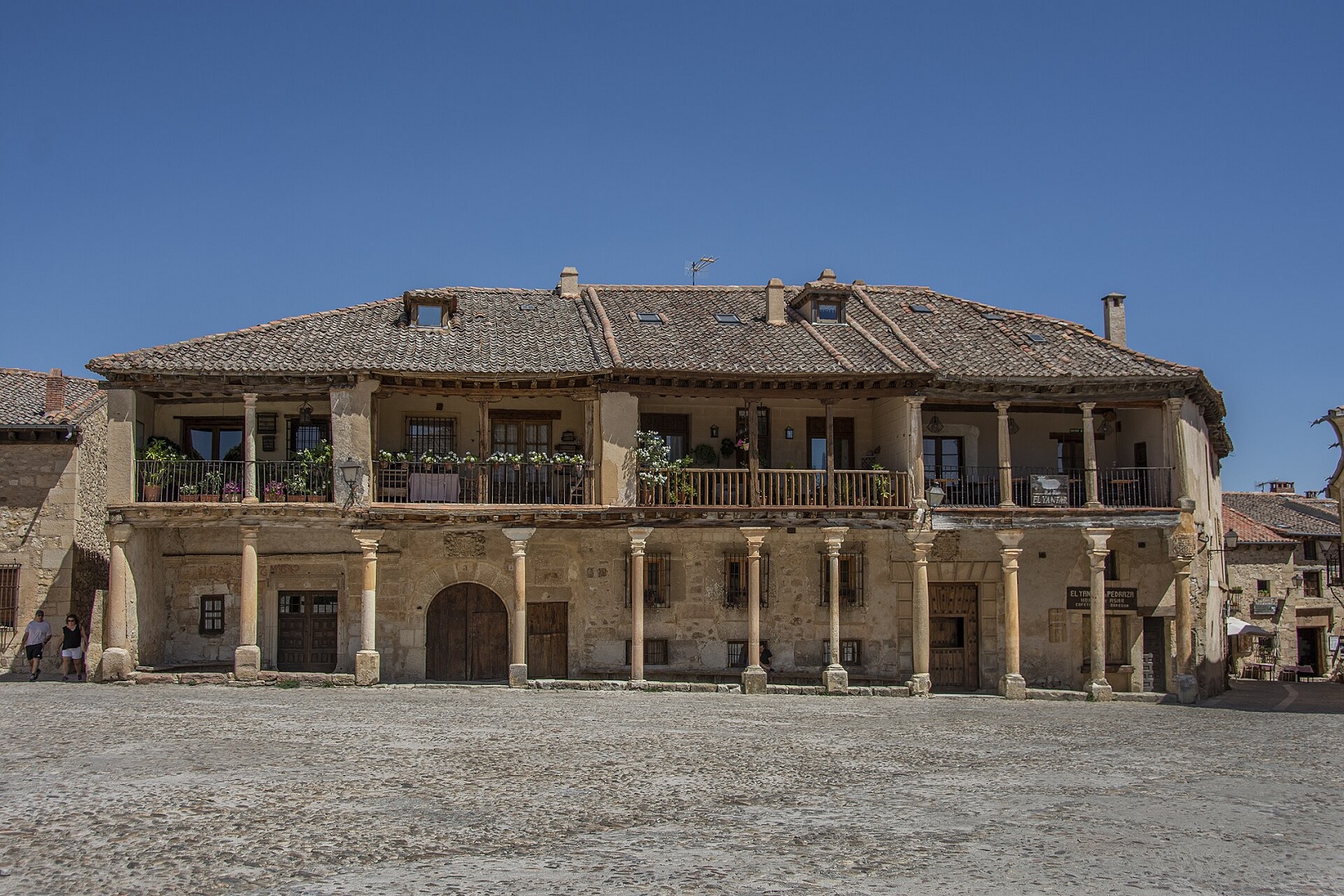 Plaza Mayor de Pedraza - Sociedad