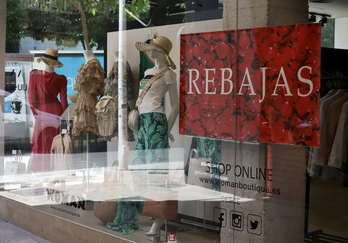 Un cartel anticipa las rebajas de verano