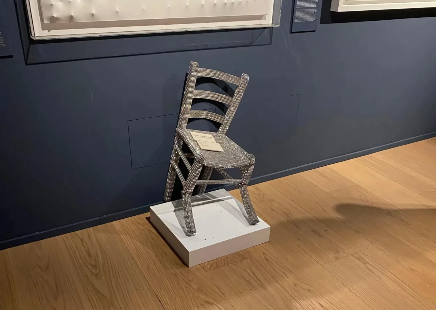 Una pareja rompe la "silla de Van Gogh" al intentar tomarse una foto en un museo de Verona