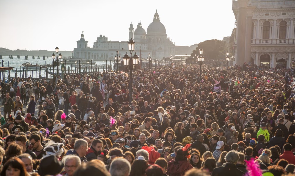 Se estima que 25 millones de turistas visitan Venecia cada año, una cifra que se espera aumente a 38 millones para 2025. Fotografía: Venezia Autentica
