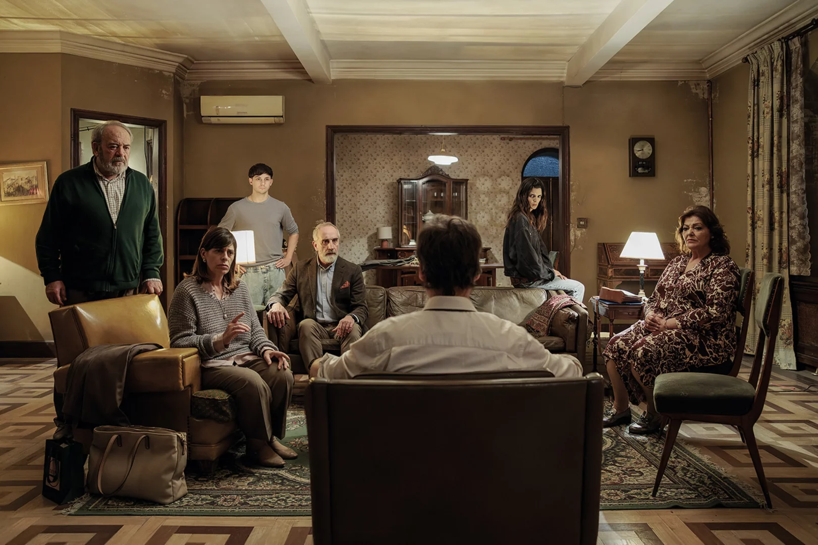 Fotograma de una junta de vecinos en la película 'Votemos'