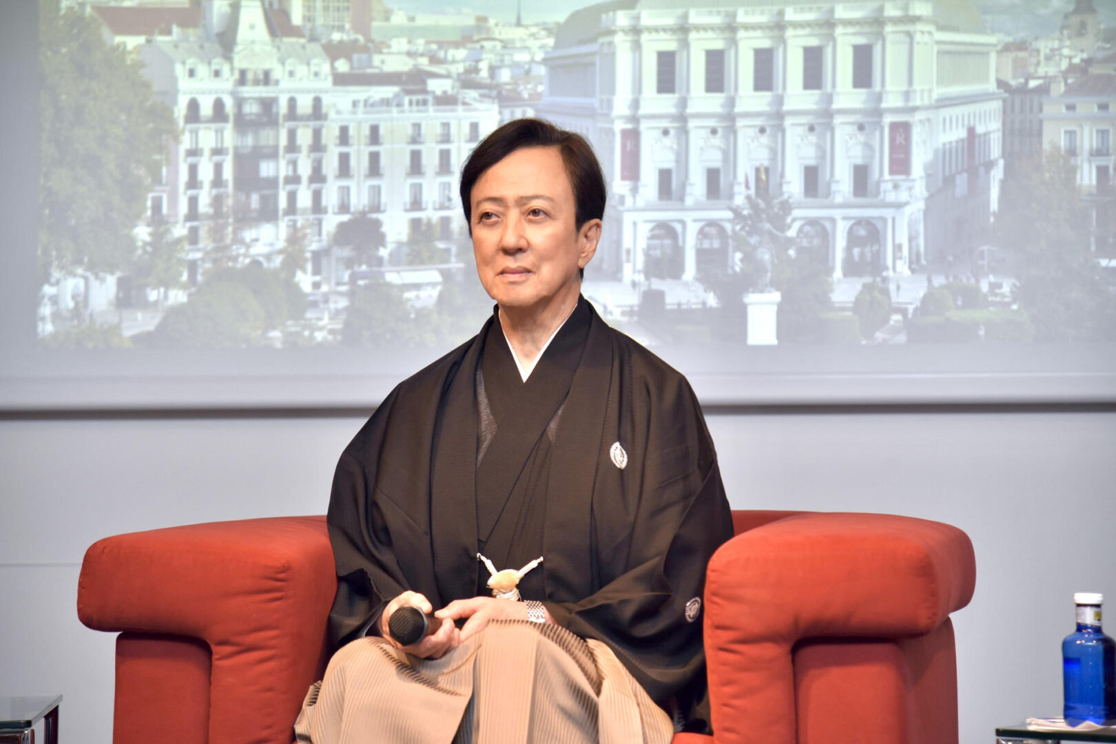 El actor de kabuki Tamasaburo Bando durante la rueda de prensa convocada de en la Embajada de España en Tokio