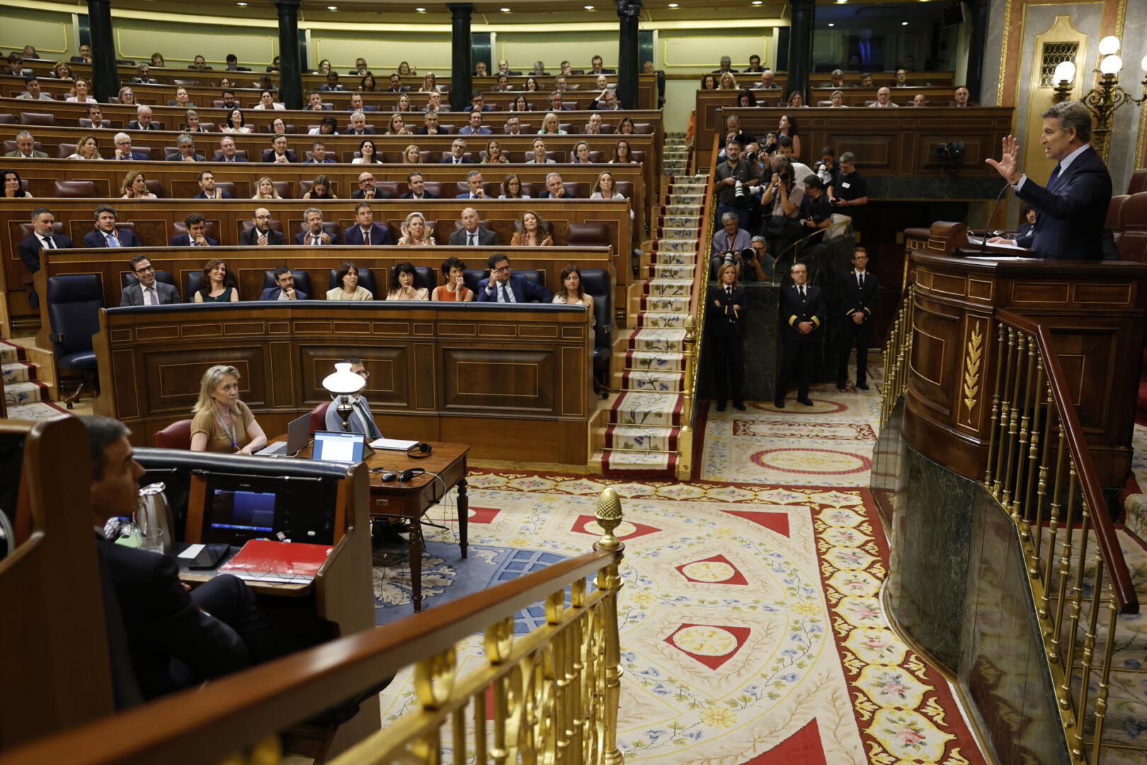 El líder del PP, Alberto Núñez Feijóo, interviene en un pleno en el Congreso de los Diputados
