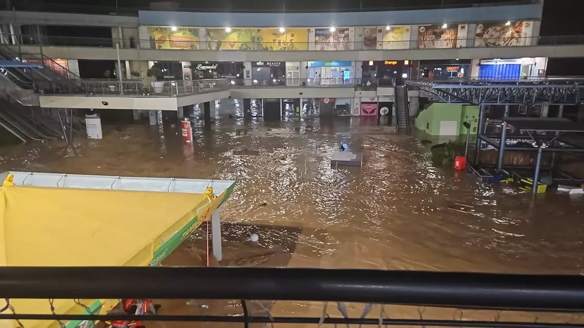 El Centro Comercial MN4 en la noche de la terrible DANA