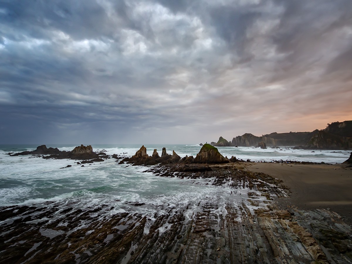 El pueblo con una playa muy singular en Asturias, llamada La Gueirúa