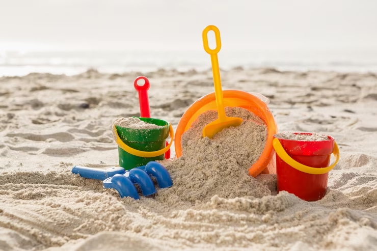 Juguetes de niños en una playa