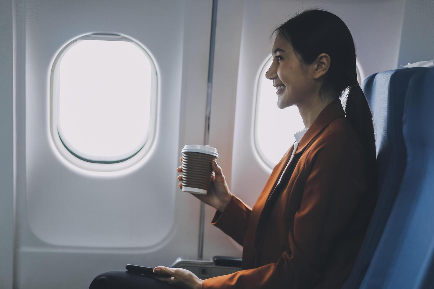 Una tripulante de cabina revela el truco para soportar vuelos largos: "La clave está en hacer esto en el avión" Una tripulante de cabina revela el truco para soportar vuelos largos: "La clave está en hacer esto en el avión"