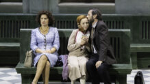 I Acto de 'Louise', de Charpentier. Louise (Elsa Dreisig), entre la Madre (Sophie Koch) y el Padre (Nicolas Courjal). Festival d’Aix-en-Provence