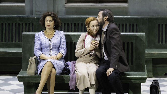 I Acto de 'Louise', de Charpentier. Louise (Elsa Dreisig), entre la Madre (Sophie Koch) y el Padre (Nicolas Courjal). Festival d’Aix-en-Provence