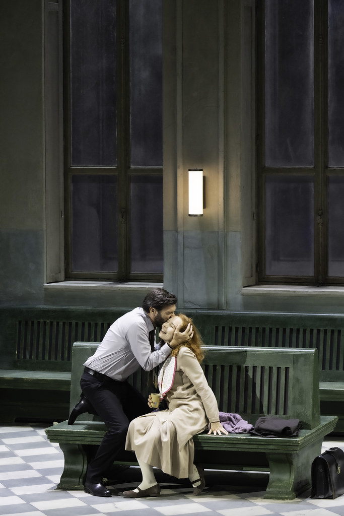 I Acto de 'Louise', de Charpentier. Adam Smith (Julien) y Elsa Dreisig (Louise). Festival d’Aix-en-Provence