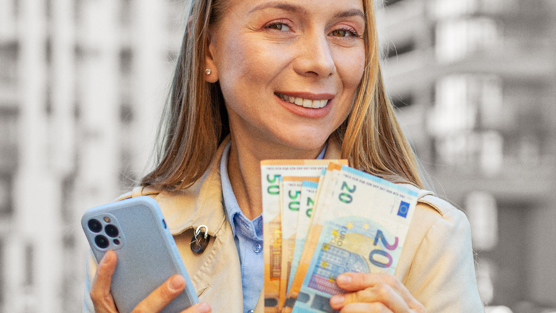 Una mujer con dinero en la mano Una mujer con dinero en la mano