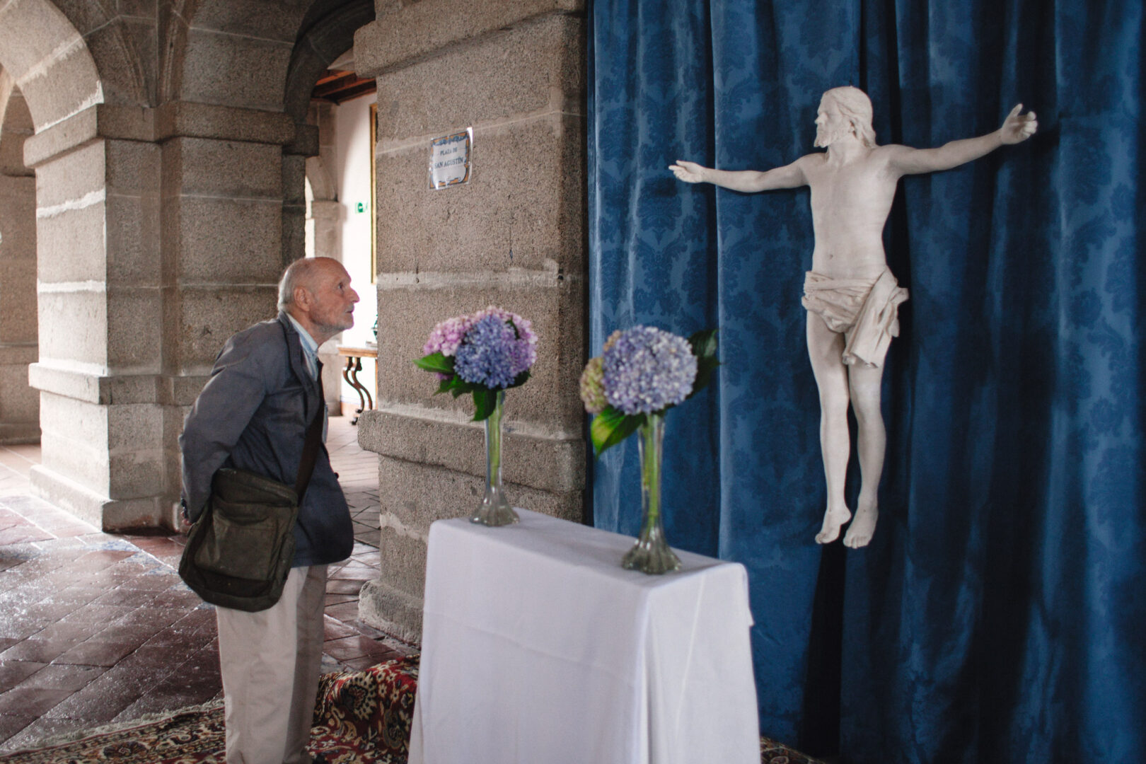 Antonio López, en su visita al oratorio en el Observatorio de lo Invisible 2025, observando una escultura de Javier Viver