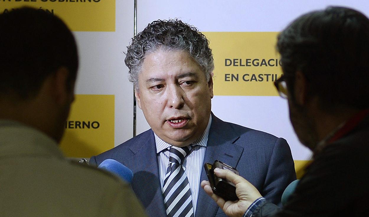 Tomás Burgos respondiendo a los medios