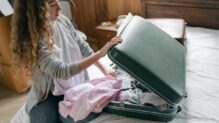 Una experta explica cómo hacer bien la maleta en verano