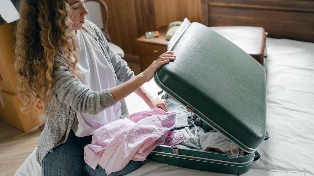 Una experta explica cómo hacer bien la maleta en verano