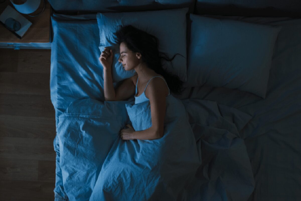 Una mujer duerme tranquila en una noche de verano