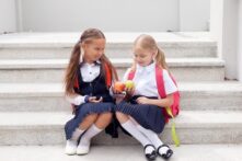 Unas niñas en el patio de su colegio