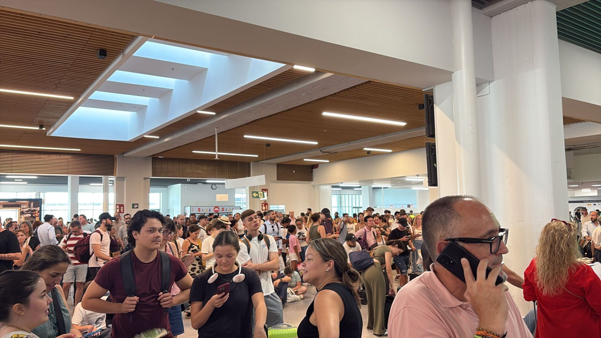 Cientos de viajeros permanecen atrapados en la estación de Chamartín