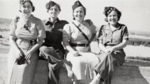 Gerda Taro posa con milicianas en un puente de Córdoba