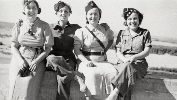 Gerda Taro posa con milicianas en un puente de Córdoba