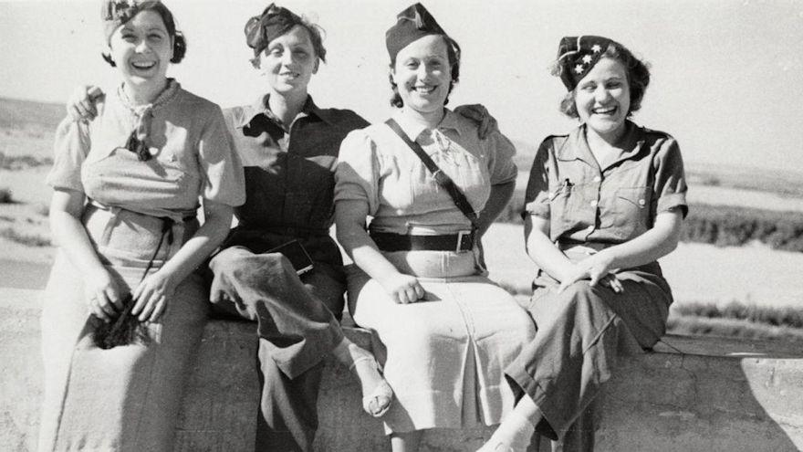 Gerda Taro posa con milicianas en un puente de Córdoba