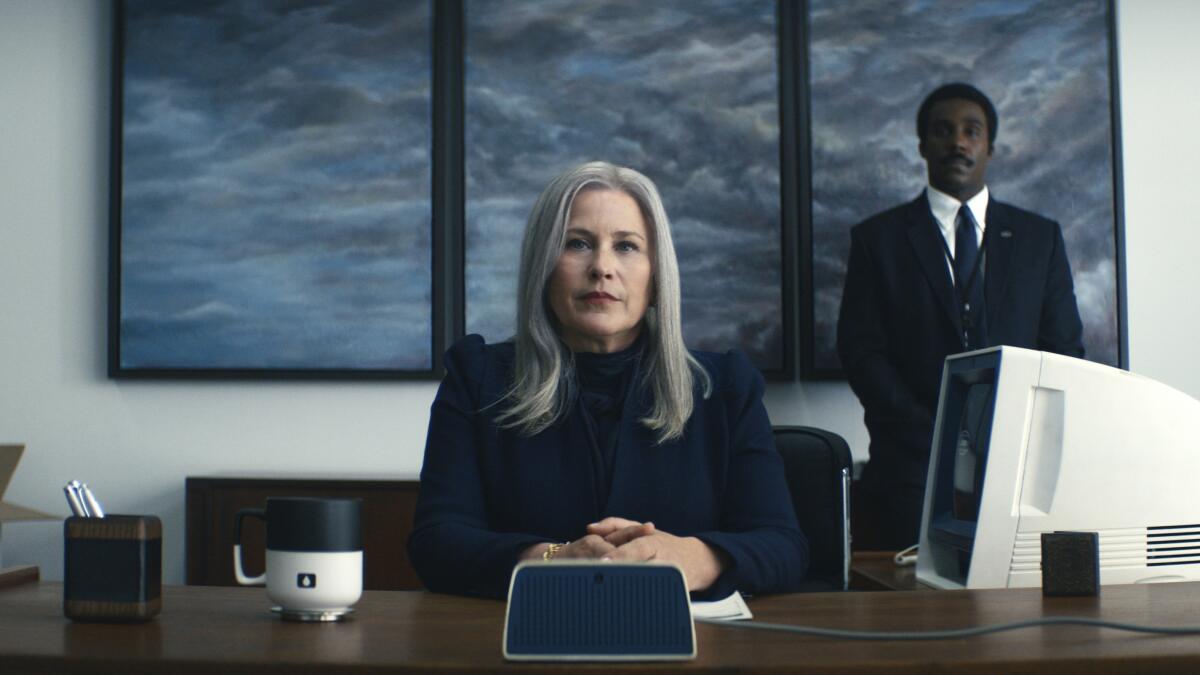 Patricia Arquette interpreta a Harmony Cobel, la ambigua jefa en la serie 'Severance'