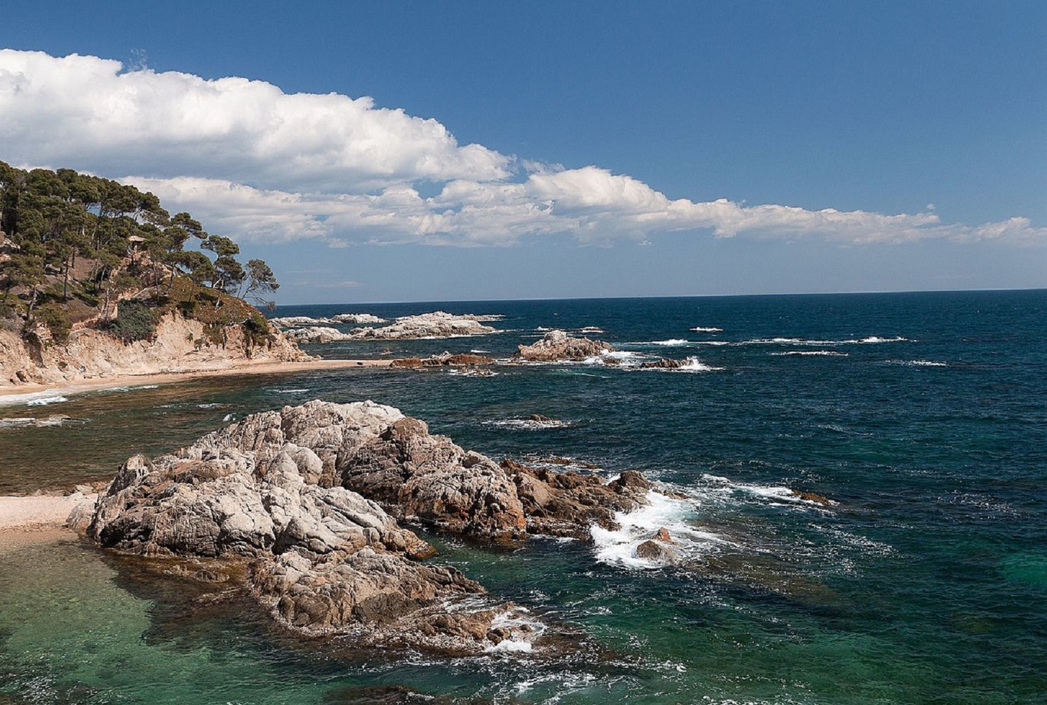 Cala Estreta - Sociedad