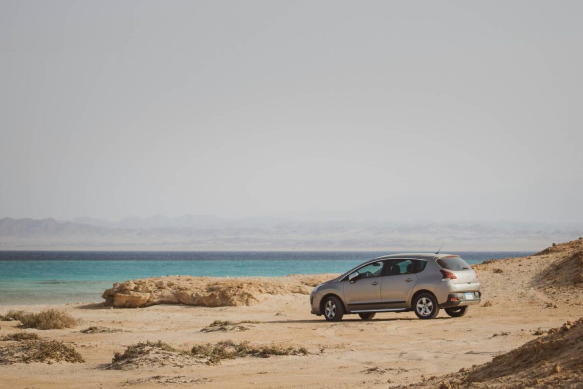 Coche en la playa - Sociedad