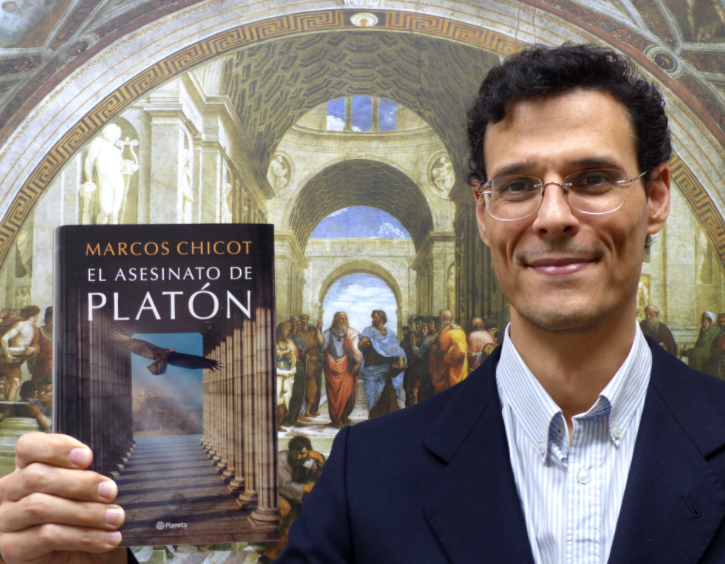 Marcos Chicot con su anterior novela, 'El asesinato de Platón'