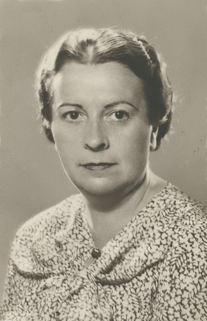 Elena Fortún - Sociedad