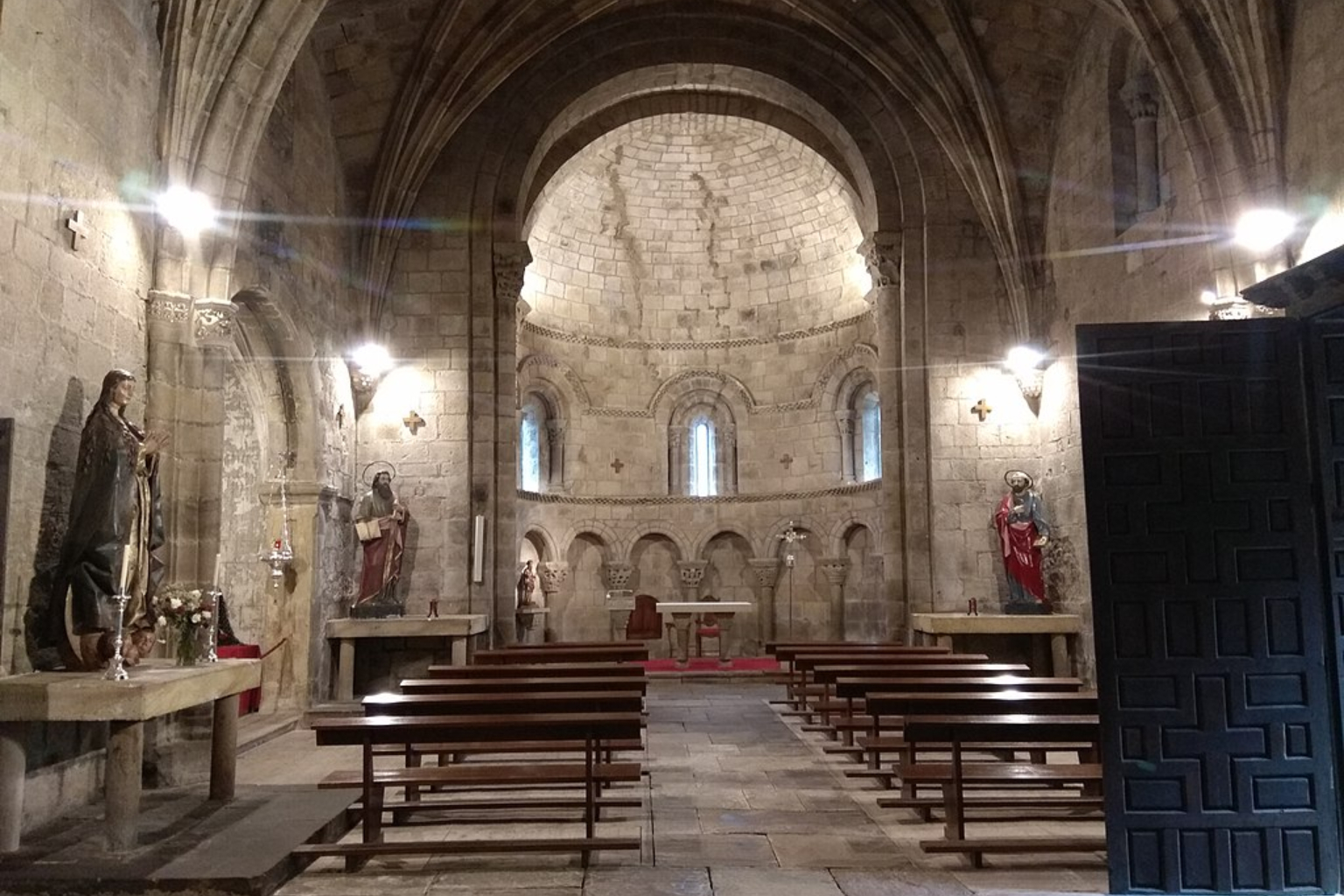 Interior de la Colegiata de Cervatos - Sociedad