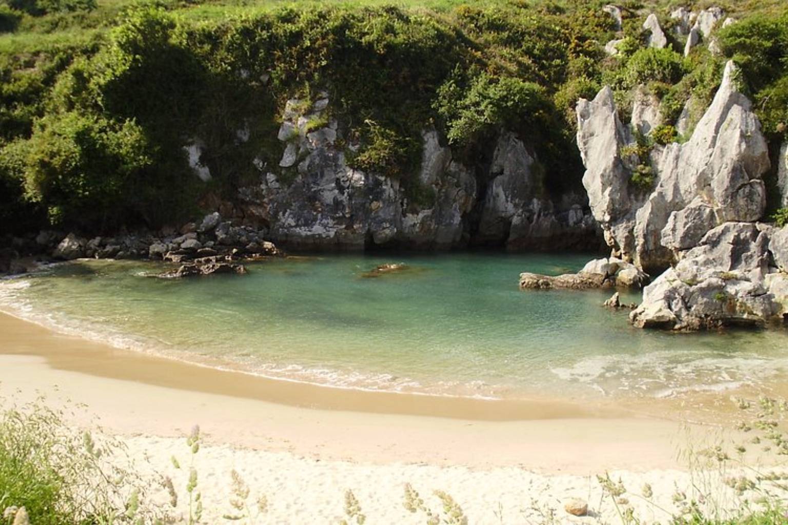 Una cala asturiana sin mar que nace entre prados, parece un cenote maya y es una de las rarezas geológicas más desconcertantes de Europa
