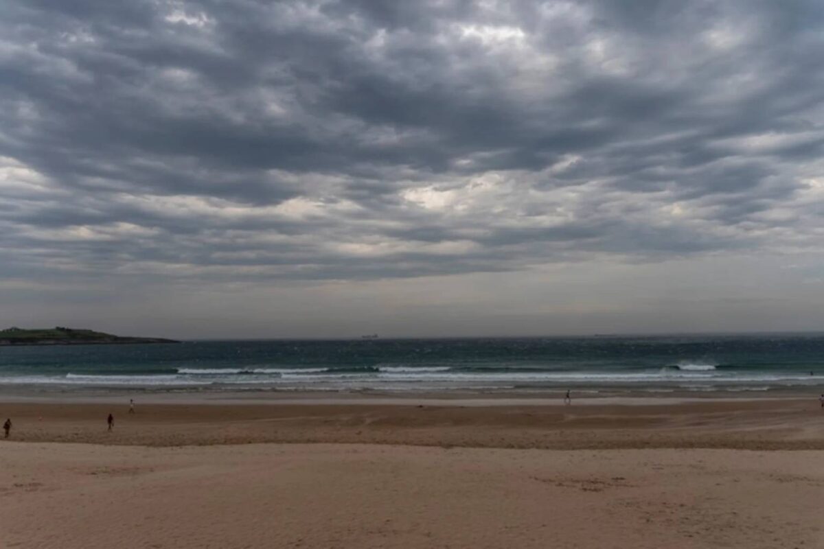 Playa nublada - Sociedad