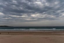 Playa nublada - Sociedad