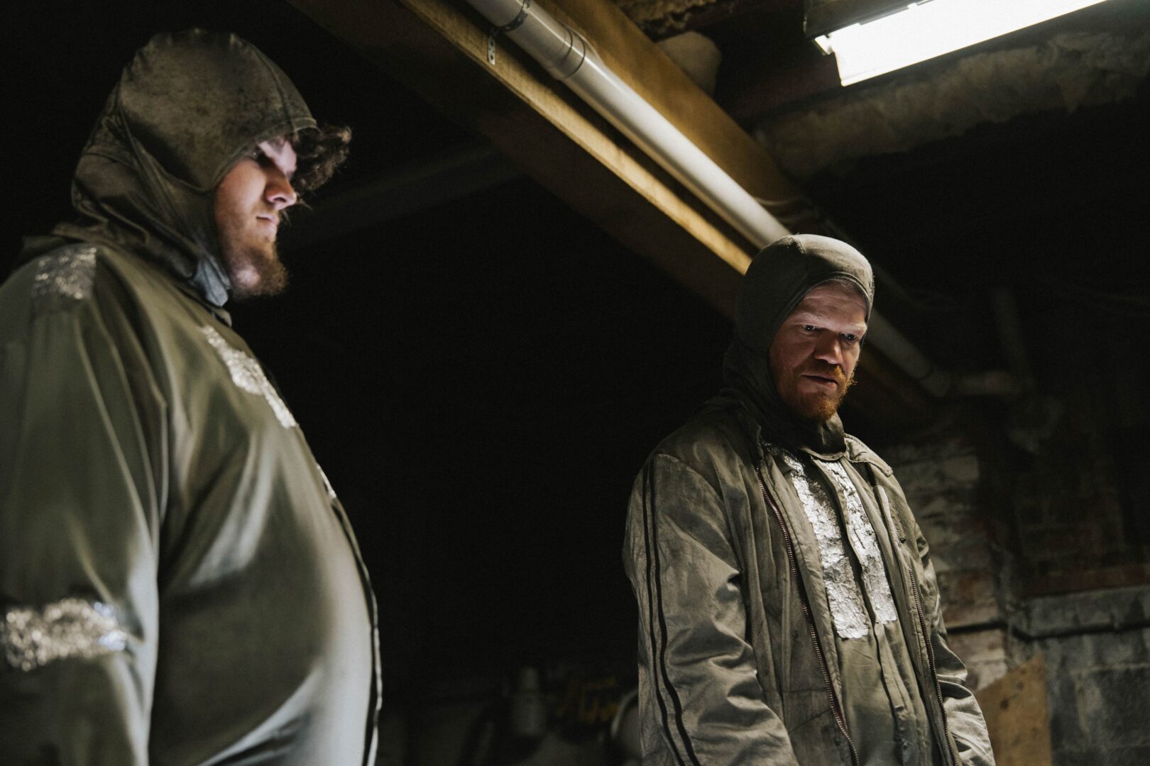 Jesse Plemons y Aidan Delbis interpretan a los dos conspiracionistas que secuestran a Emma Stone en 'Bugonia'
