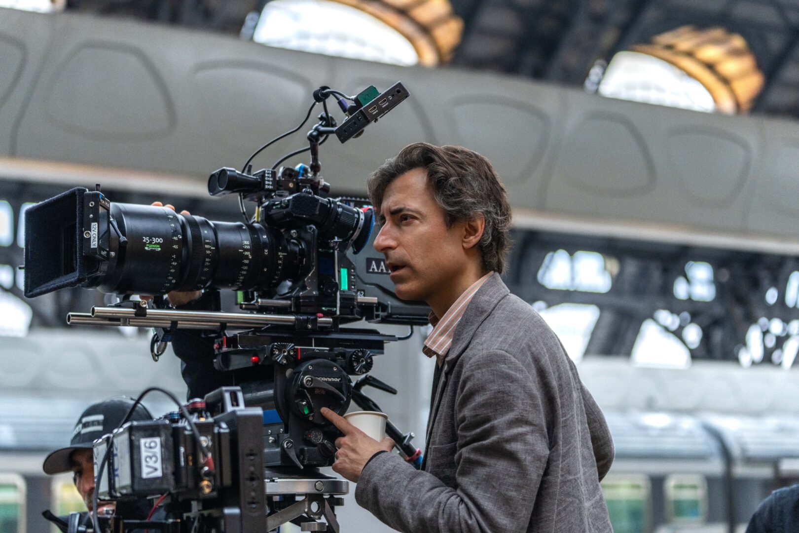 El director Noah Baumbach, en el rodaje de 'Jay Kelly'