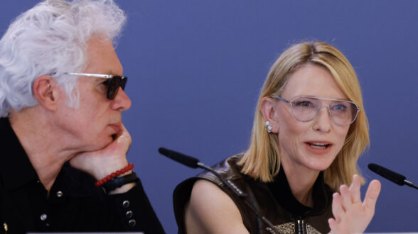 Cate Blanchett junto a Jim Jarmusch, en la rueda de prensa de la película 'Ftaher Mother Sister Brother' en el Festival de Venecia