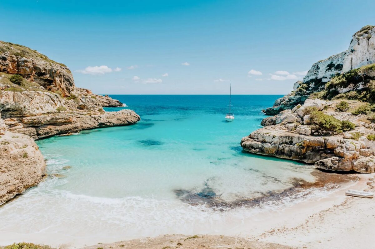 Cala Marmols - Sociedad