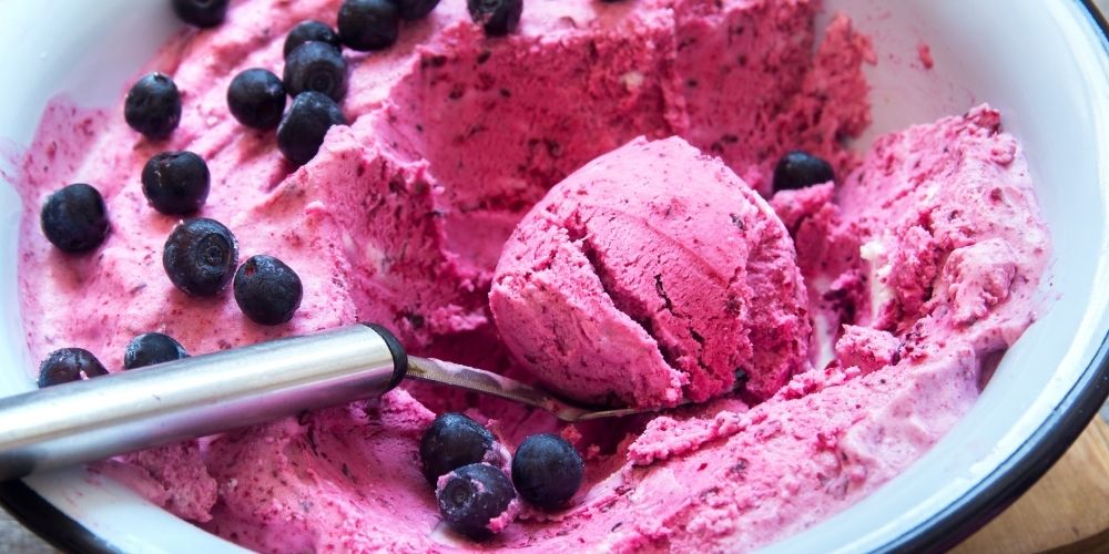 Helado casero de frutos rojos