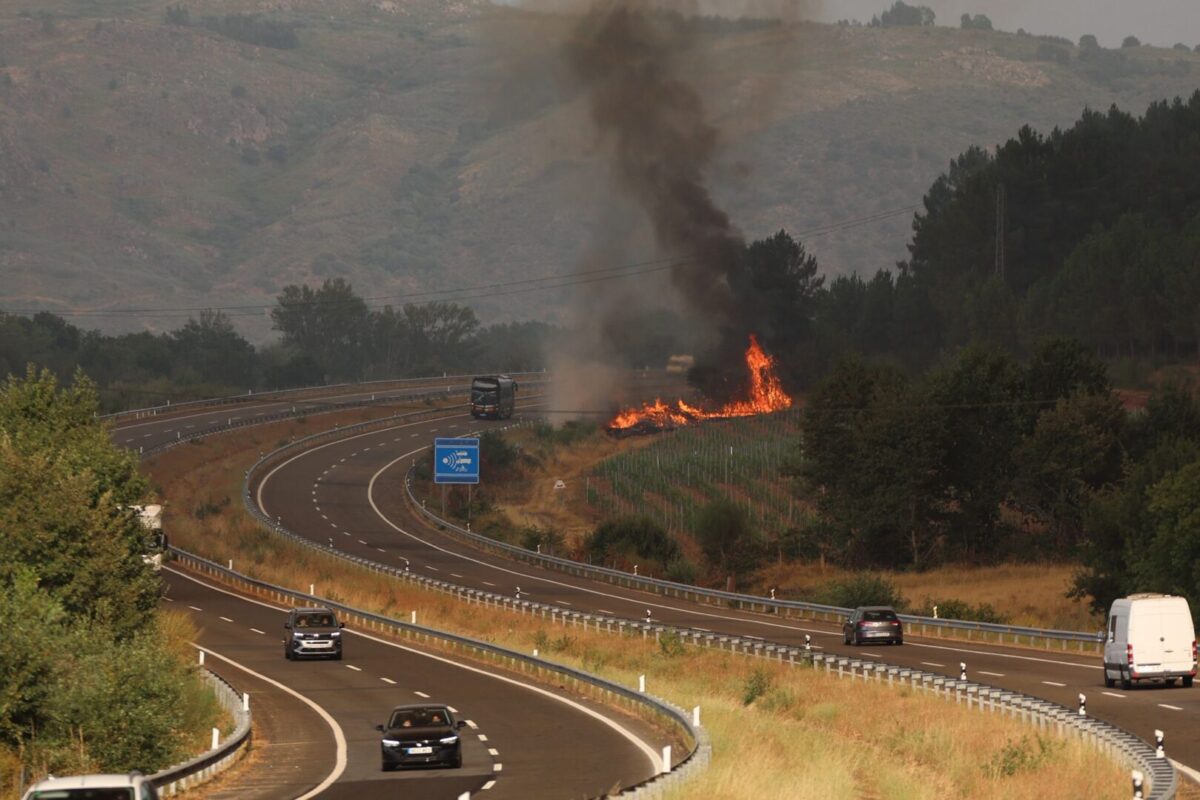 La DGT confirma lo que debes hacer al ver un incendio forestal mientras conduces
