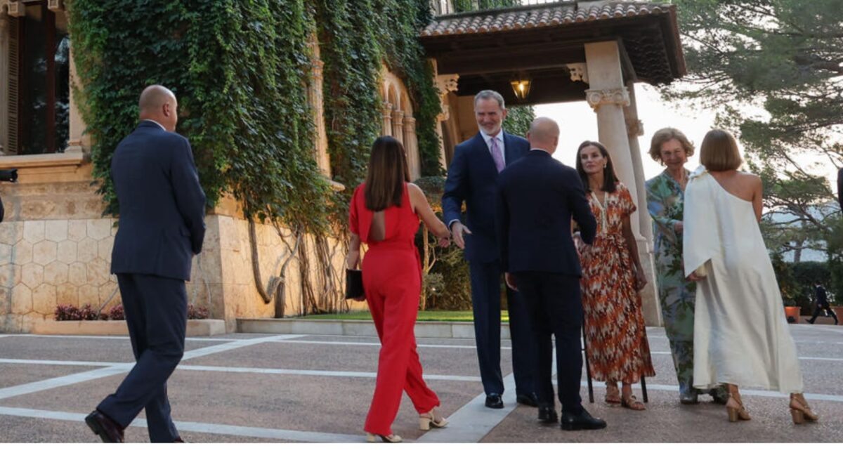 Los Reyes y la Reina Sofía durante la recepción a la sociedad balear
