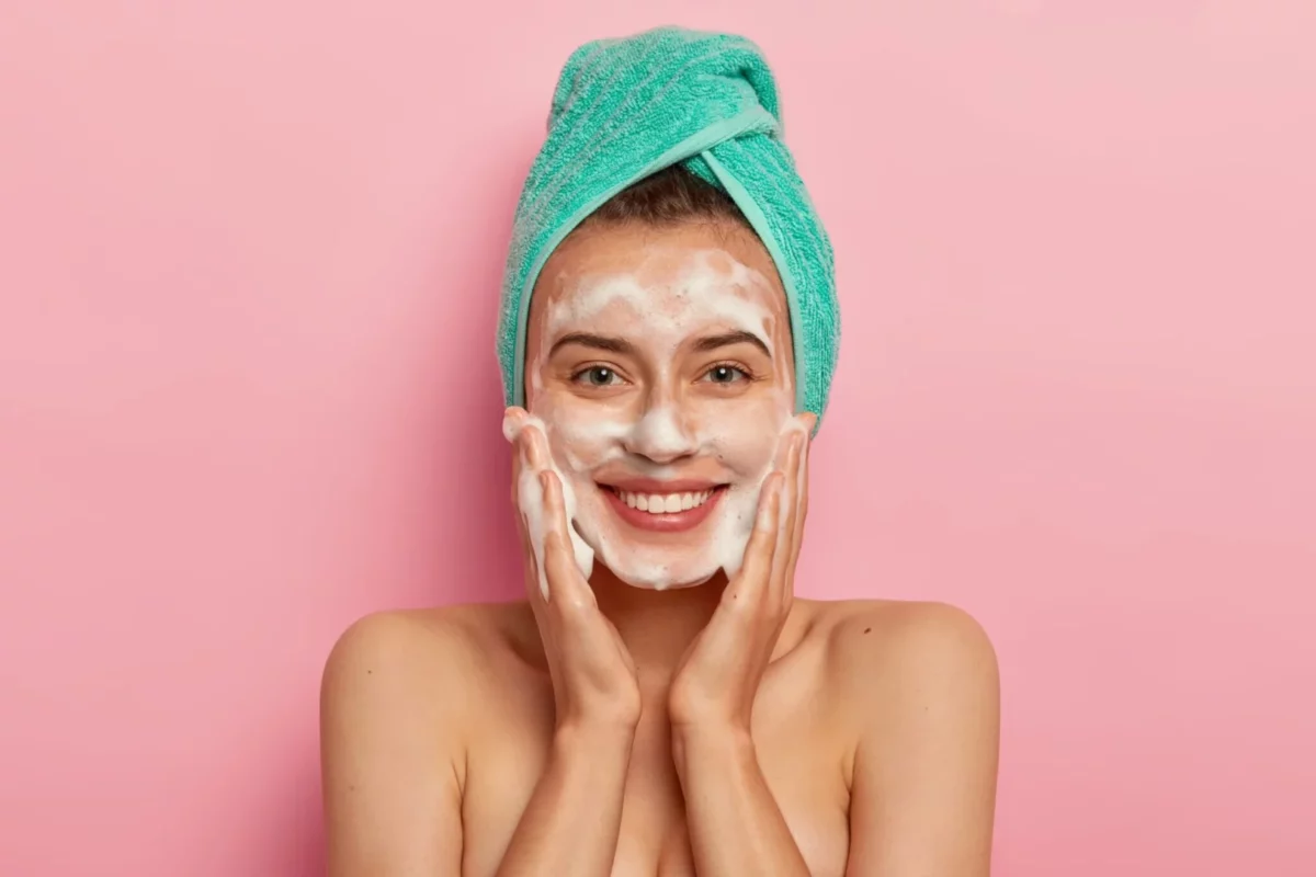 Productos innecesarios para la limpieza facial según una dermatóloga