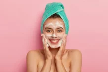 Productos innecesarios para la limpieza facial según una dermatóloga