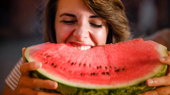 Qué dice la ciencia sobre tomar melón o sandía por la noche